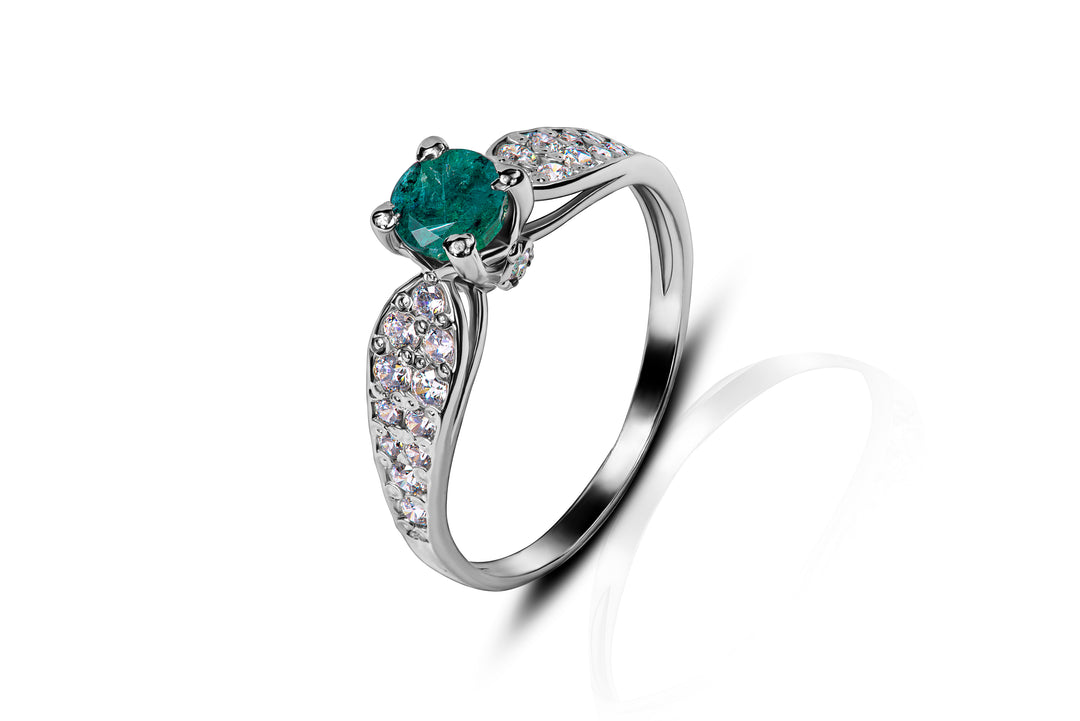 Minimal Emerald stone ring in 925 silver with small side stones 
