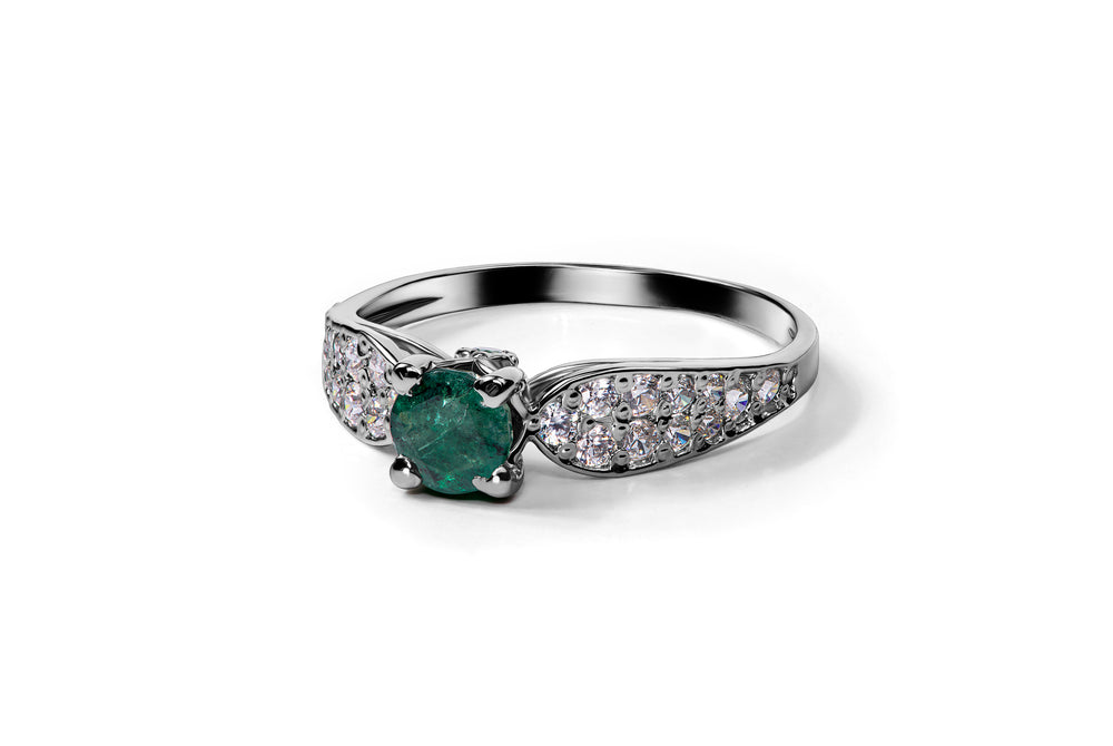 Frontview of natural emerald ring in 925 silver with small side stones