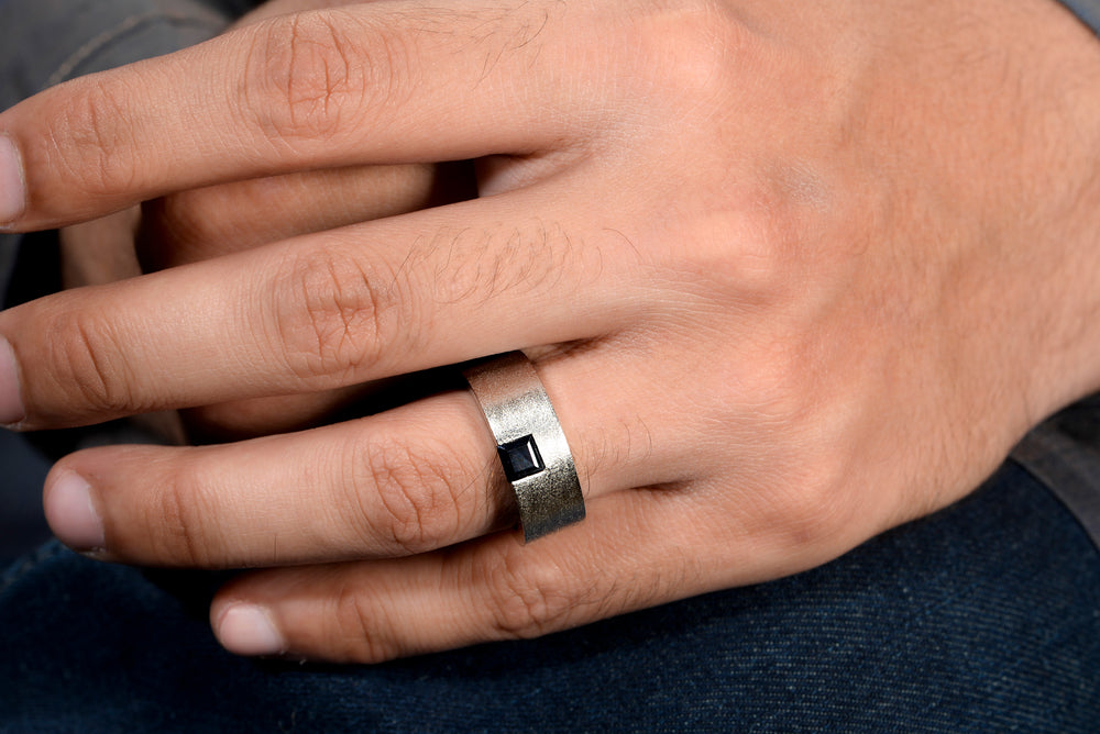 Model wearing Square cut sapphire ring in silver 925 with matte finish