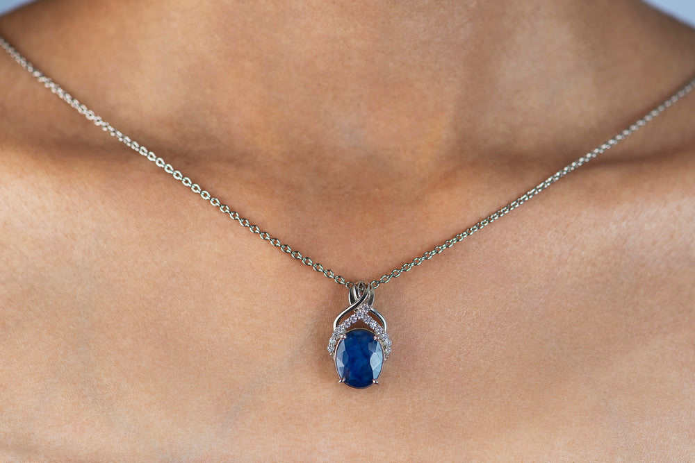 Model wearing natural sapphire necklace in 925 silver 
