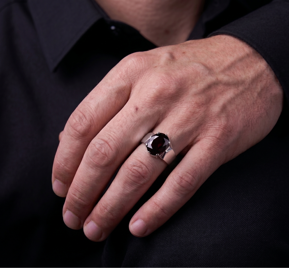Male Garnet ring in 925 silver worn by a men 