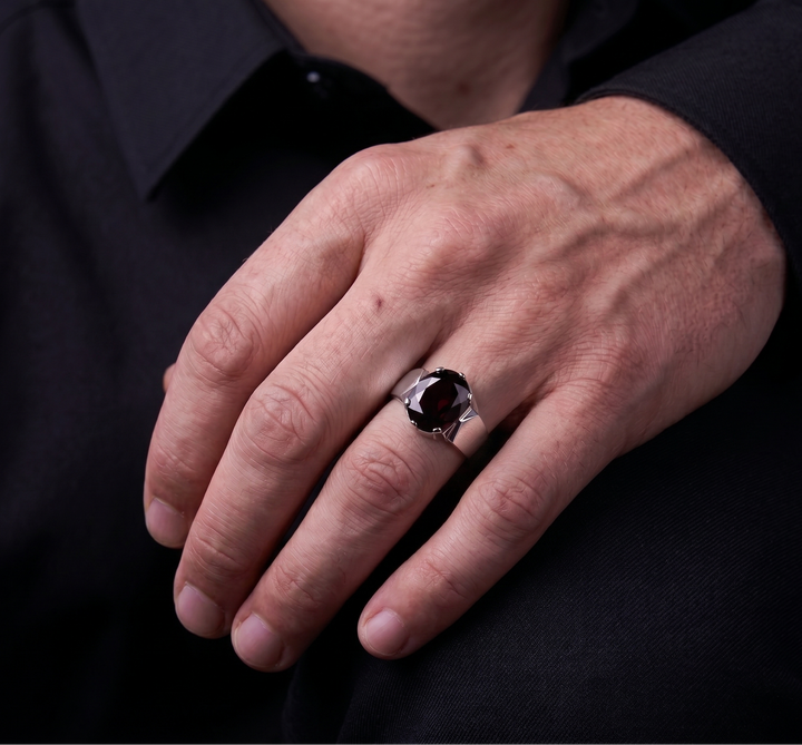 Male Garnet ring in 925 silver worn by a men 