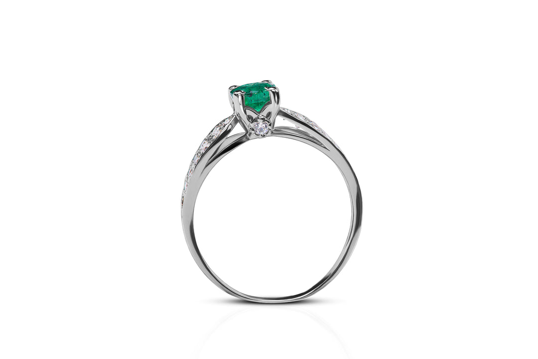 Emerald stone ring in 925 silver