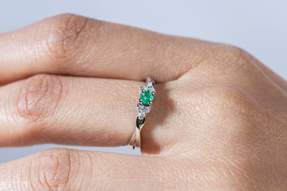Emerald Silver Ring: Luxury and Style in One Piece