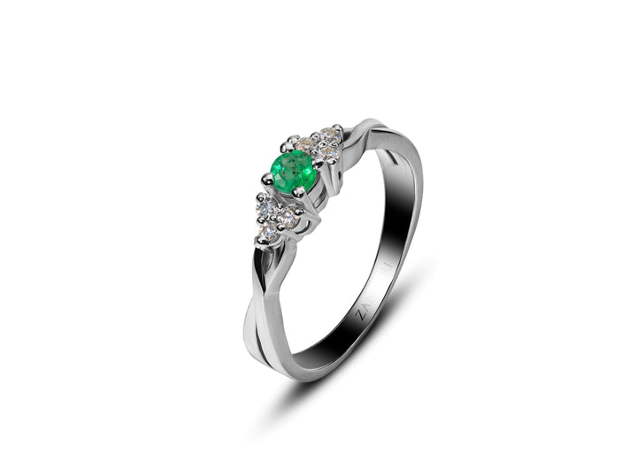 Emerald Silver Ring: Luxury and Style in One Piece
